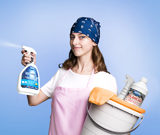Gamme Novo Surfaces - femme de ménage avec des produits de nettoyage dans les mains sur fond bleu